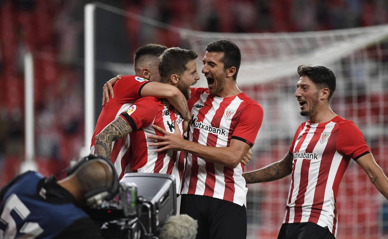 Vivian felicita a Iñigo Martínez por su gol ante el Barcelona. 