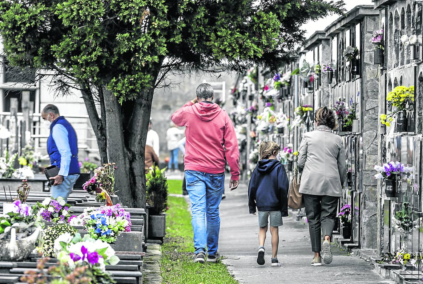 Los cementerios de Derio y Deusto han registrado 40.000 visitas de los últimos diez días.