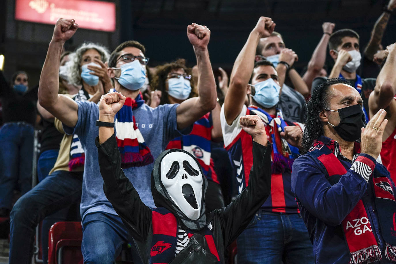 Fotos: Un Buesa disfrazado para asustar al Madrid