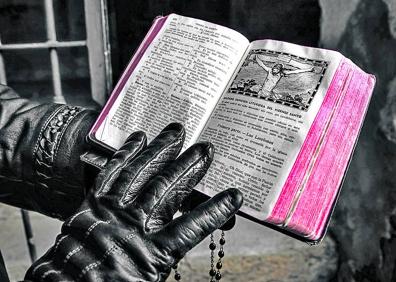 Imagen secundaria 1 - Carmen Jiménez cubierta por la tradicional mantilla de encaje. / Detalle de un misal. / Oianko Saénz de Armentia, en la iglesia de San Pedro de Morillas.