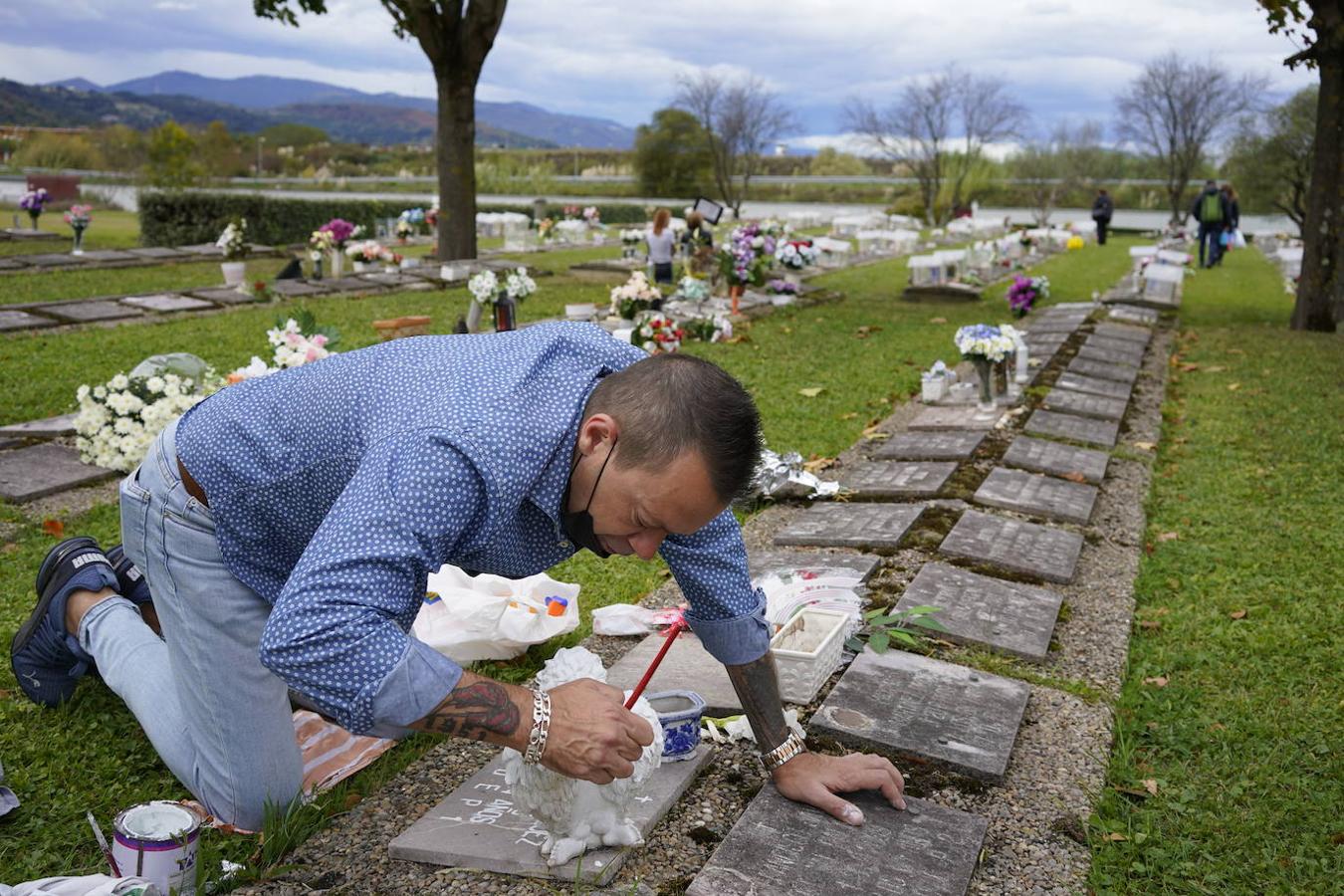 Fotos: Los cementerios de Bizkaia se preparan para recibir el día de Todos los Santos