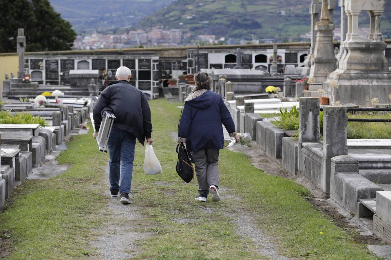 Fotos: Los cementerios de Bizkaia se preparan para recibir el día de Todos los Santos