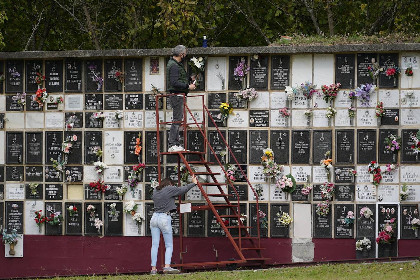 Fotos: Los cementerios de Bizkaia se preparan para recibir el día de Todos los Santos