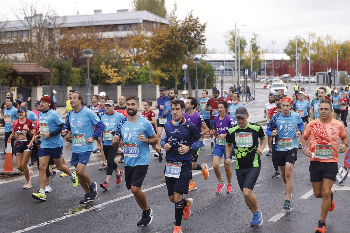 Fotos: 2.500 corredores inundan Vitoria en el Maratón Fiz