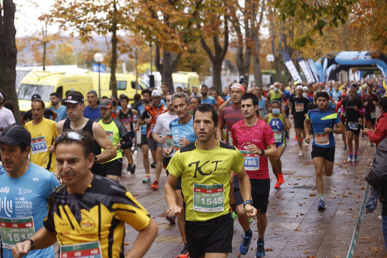 Fotos: 2.500 corredores inundan Vitoria en el Maratón Fiz