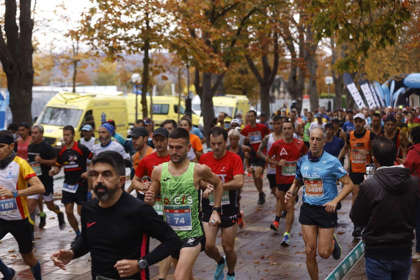 Fotos: 2.500 corredores inundan Vitoria en el Maratón Fiz