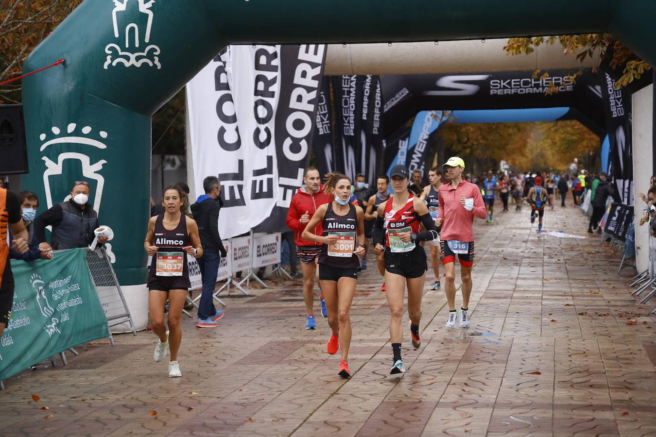 Fotos: 2.500 corredores inundan Vitoria en el Maratón Fiz