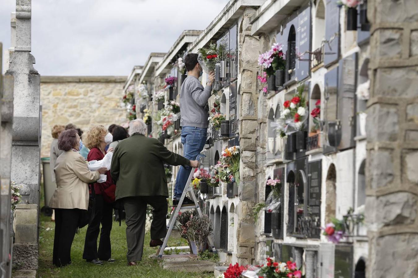 Fotos: Los cementerios de Bizkaia se preparan para recibir el día de Todos los Santos
