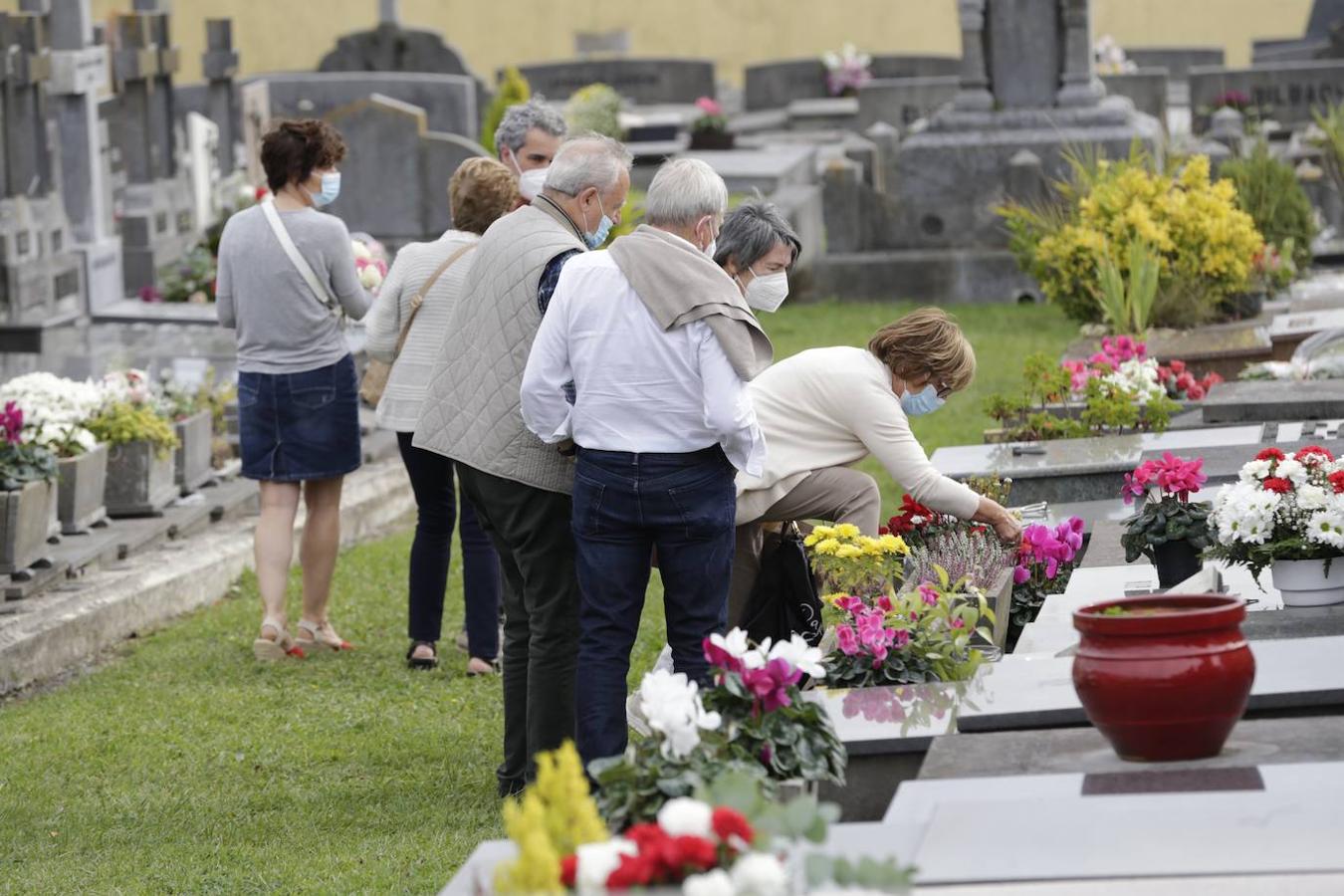 Fotos: Los cementerios de Bizkaia se preparan para recibir el día de Todos los Santos