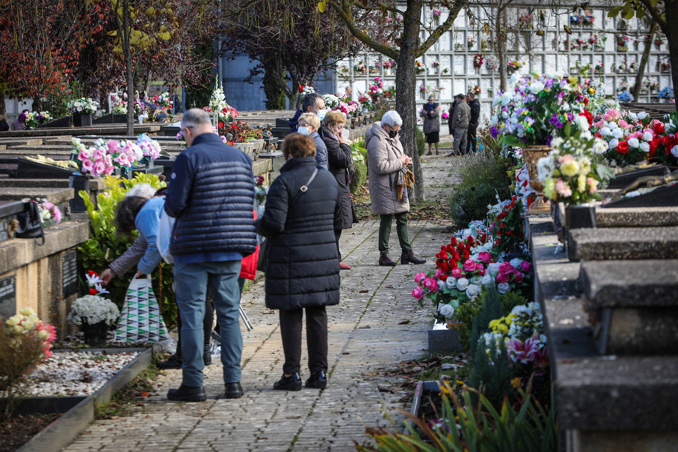 Fotos: Todos los Santos en los cementerios de Vitoria