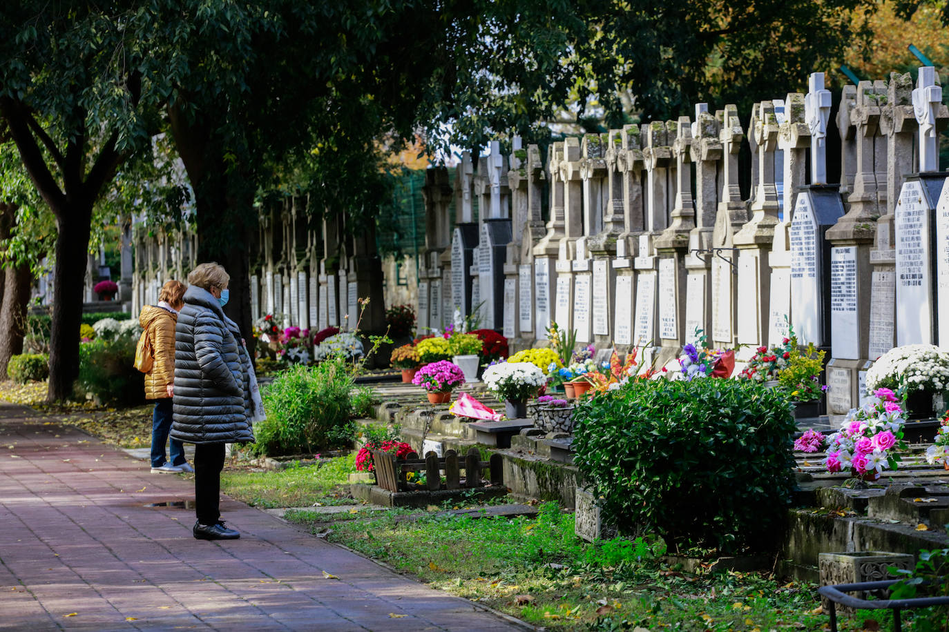Fotos: Todos los Santos en los cementerios de Vitoria