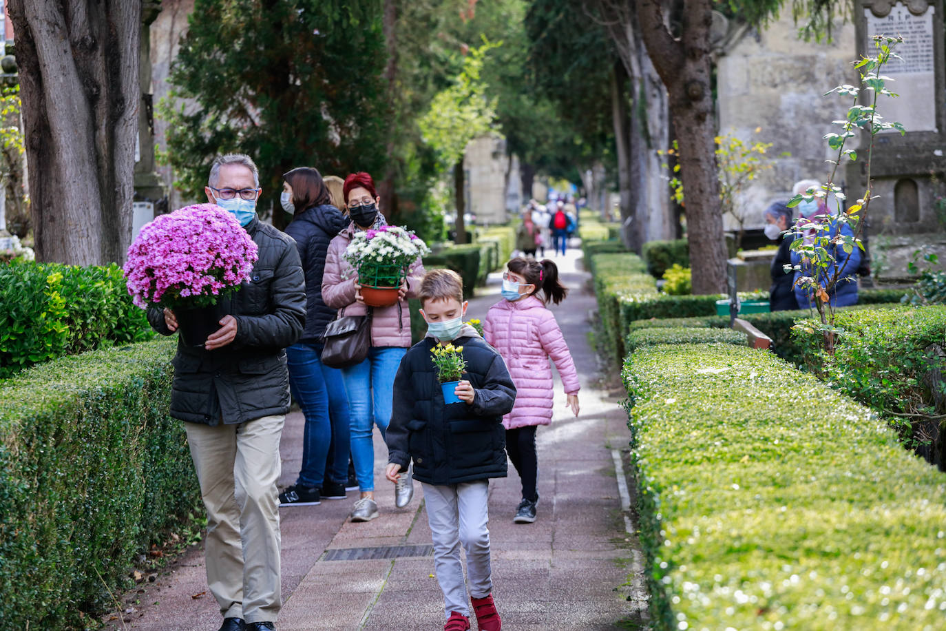 Fotos: Todos los Santos en los cementerios de Vitoria