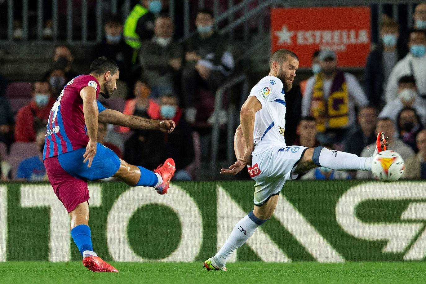 Laguardia bloquea un disparo del Kun Agüero en el partido del sábado en el Camp Nou. 