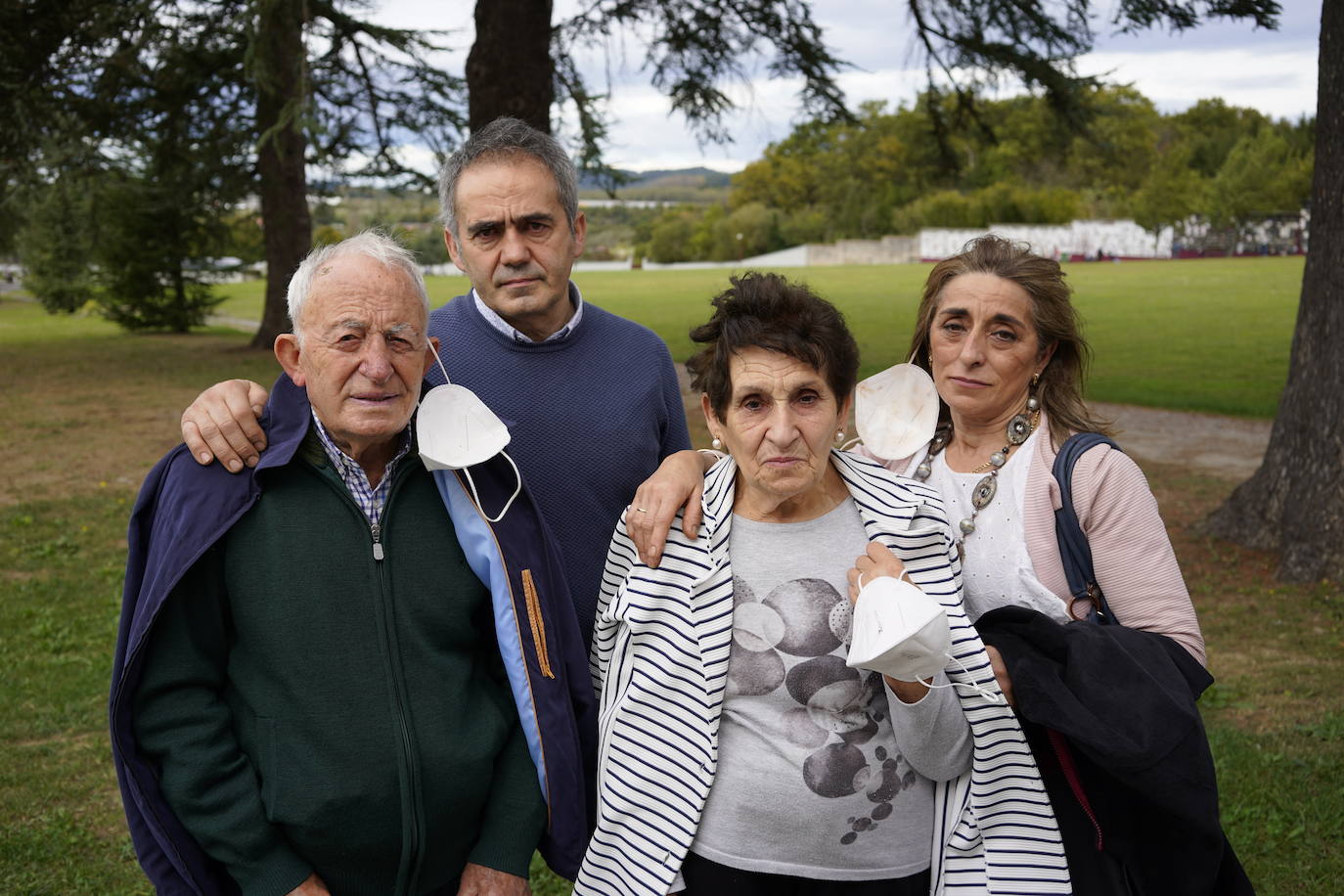 Emoción. Charo Rodríguez volvía a Derio después del paréntesis del covid con sus padres y su hermano para visitar la tumba de otro hermano.