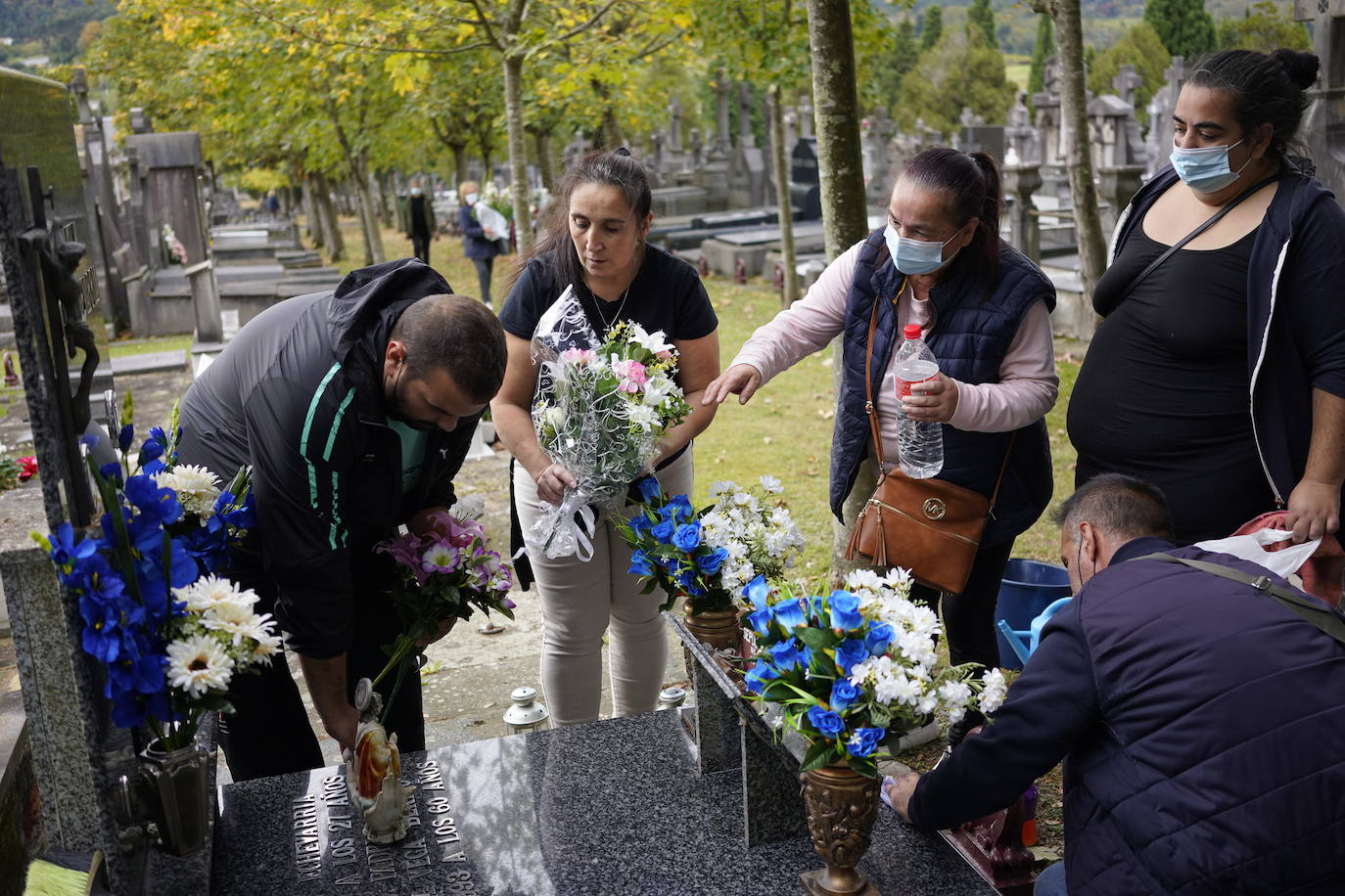 Preparativos. Begoña Jiménez y sus familiares limpiaban y colocaban flores en la tumba de su abuelo y tío. Hoy volverán a visitarla en la jornada de Todos Los Santos. «Venimos muchas veces», decían. 