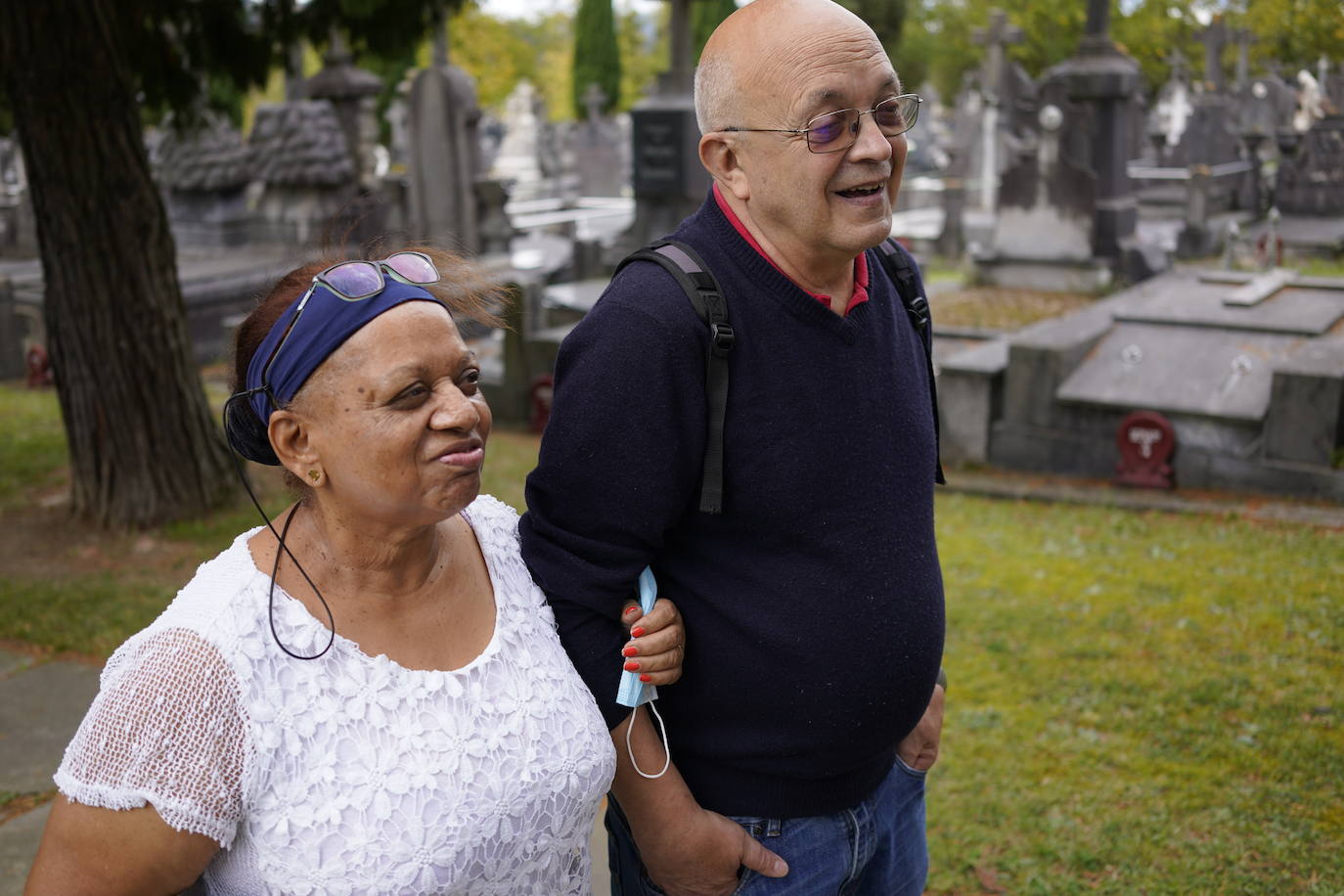 Visita . Víctor Zamaioa llevó ayer a Ofrania Mosquera a conocer el cementerio y la tumba de sus familiares.