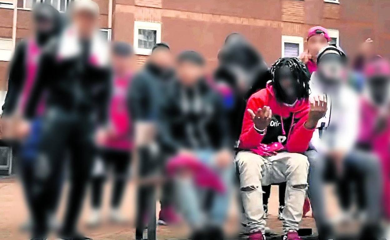 Los supuestos Bloods de Vitoria, en el videoclip de un rapero navarro relacionado con esta banda.