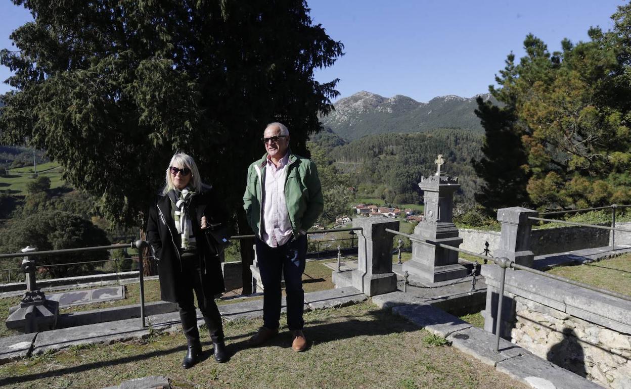 Milagros ORtiz y Alejandro Ampuria durante su visita al camposanto. 