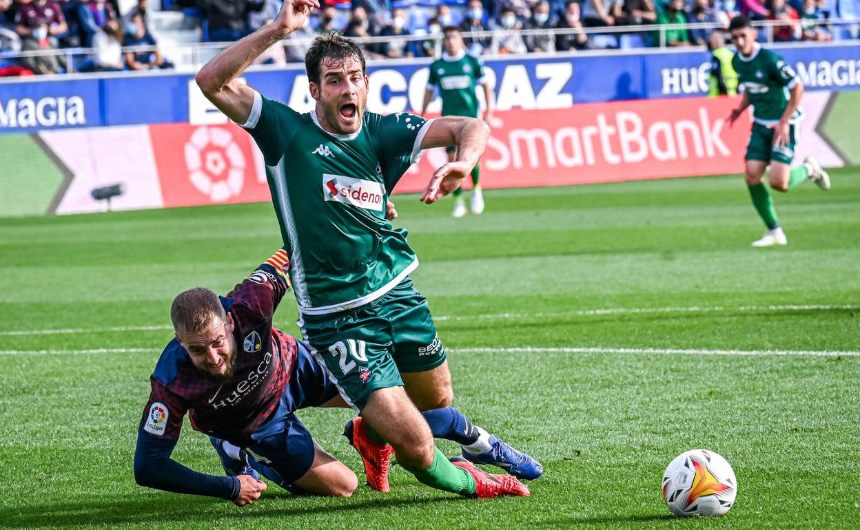 Los azules reclamaron penalti en esta caída de Orozko en el área. 