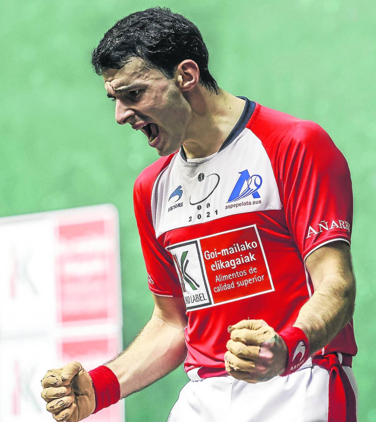 Jokin Altuna celebra la victoria contra Ezkurdia que le permitirá jugar su sexta final del Cuatro y Medio. 