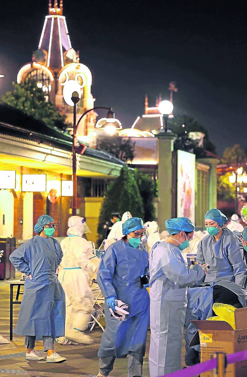 Sanitarios se preparan para hacer test en Shanghái Disneyland.