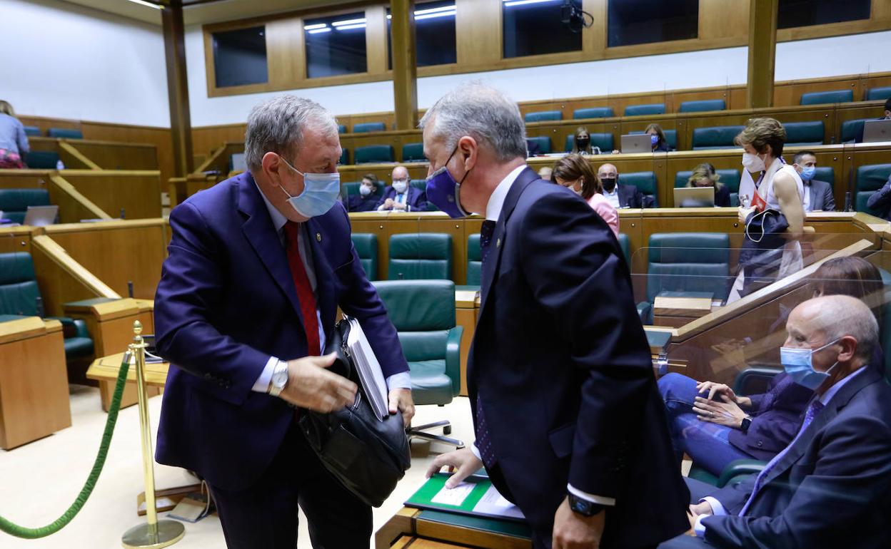 El consejero de Economía, Pedro Azpiazu, conversa con el lehendakari en una sesión del Parlamento. 