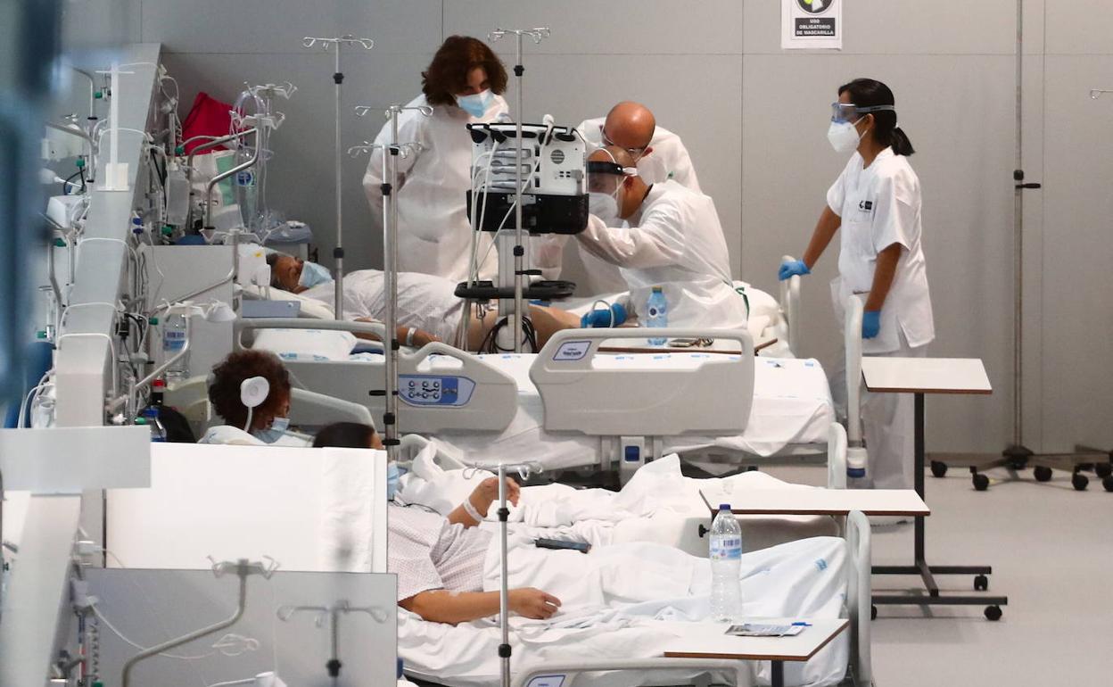 Un grupo de sanitarios trabajando en el hospital Isabel Zendal en Madrid. 