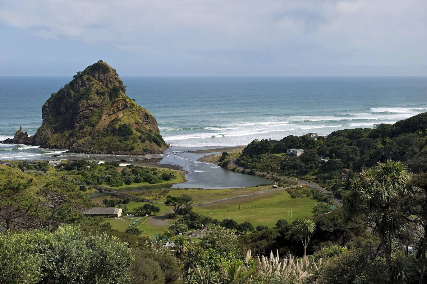 10.- AUCKLAND (NUEVA ZELANDA) | 53 volcanes, más de 50 islas, tres regiones vitivinícolas e infinidad de playas. Auckland se encuentra en la lista de Lonely Planet gracias a sus "tesoros ocultos". De ella destacan que es una de las localidades "más animadas del mundo, con restaurantes, galerías, teatros, conciertos y eventos deportivos a pleno rendimiento". El mayor evento del 2022 en la ciudad es la Copa Mundial Femenina de Rugby, que ya se suspendió en el 2021 por culpa de la pandemia y que "la afición local espera con ganas".
