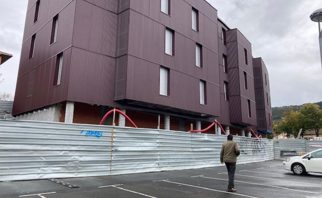 La nueva biblioteca ocupará todos los locales de la planta baja en el nuevo edificio del grupo El Cerro. 
