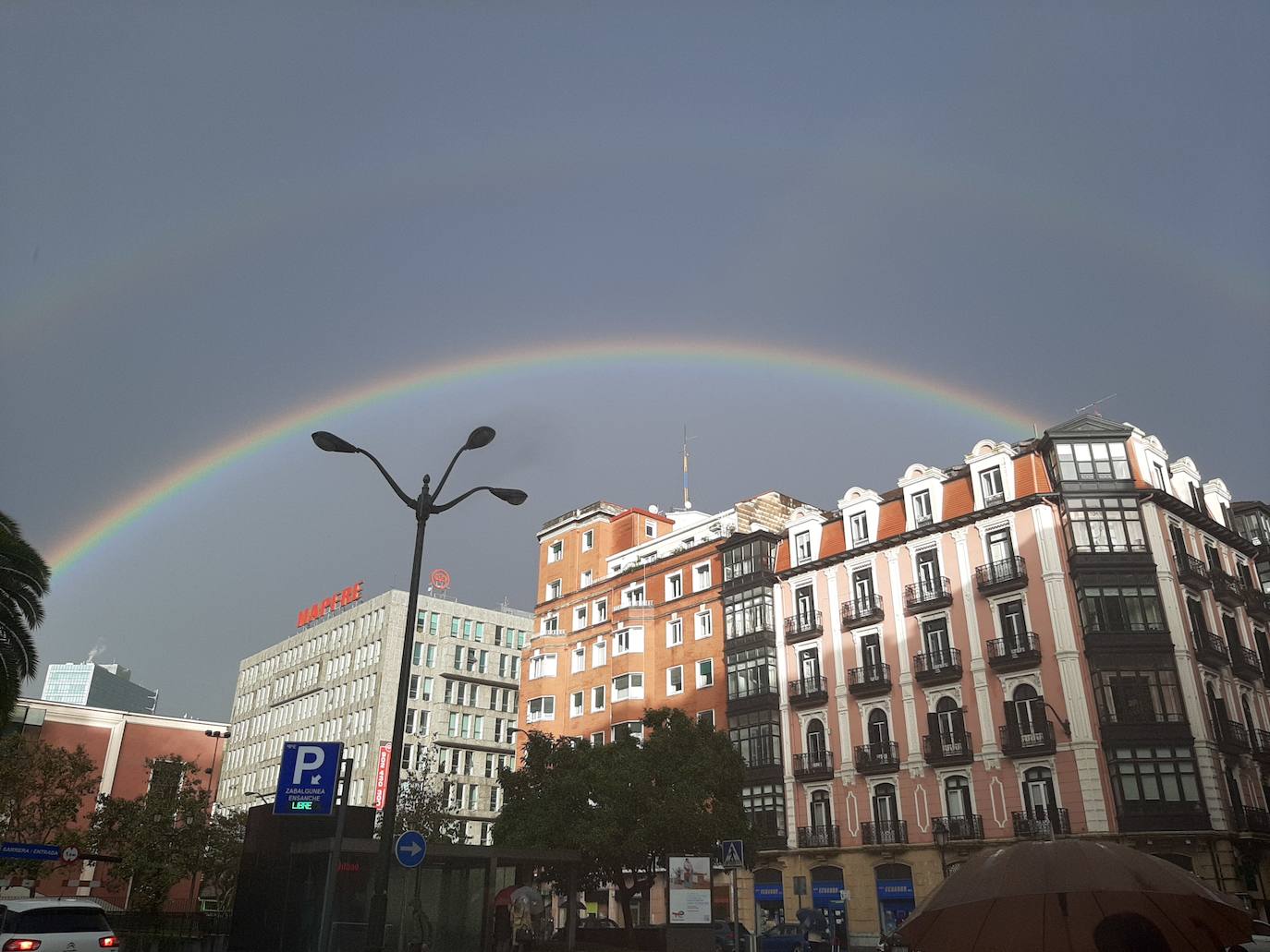 Fotos: El curioso &#039;doble&#039; arcoiris que nos ha regalado la lluvia en Bilbao