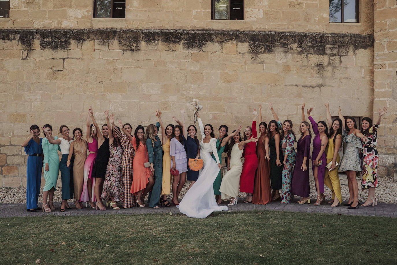 Fotos: Jone, la novia bilbaína del vestido desmontable y su boda soñada en Burgos