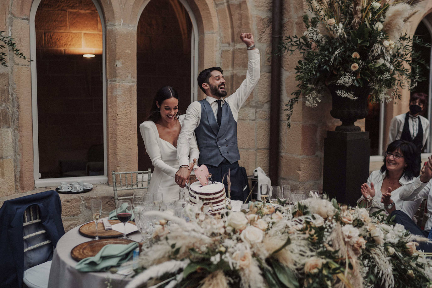 Fotos: Jone, la novia bilbaína del vestido desmontable y su boda soñada en Burgos