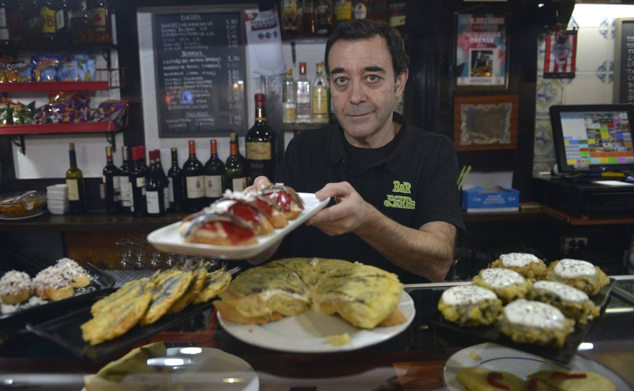 Joserra Amondarain, en la barra de su local.