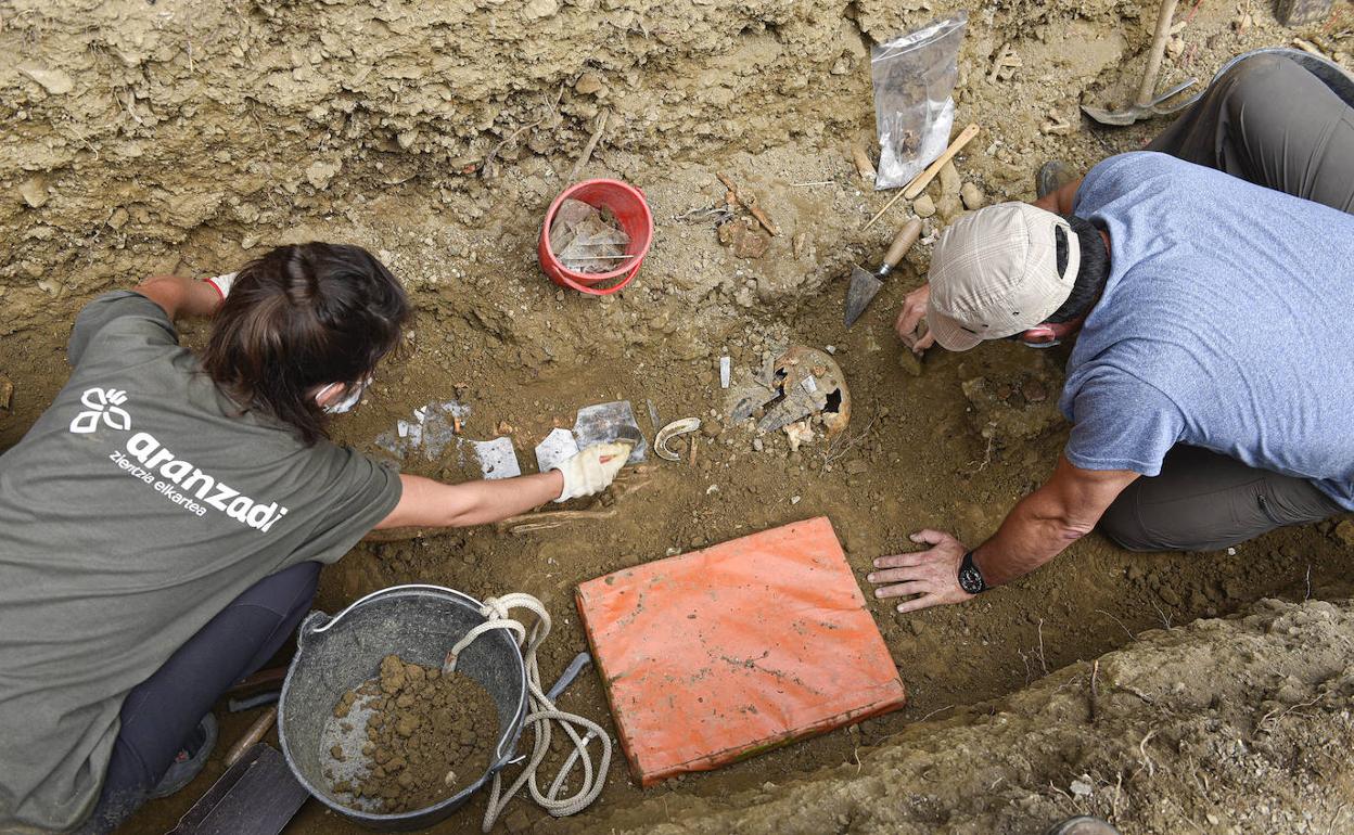 Investigadores de Aranzadi en la tumba de un miliciano fusilado durante la Guerra Civil.