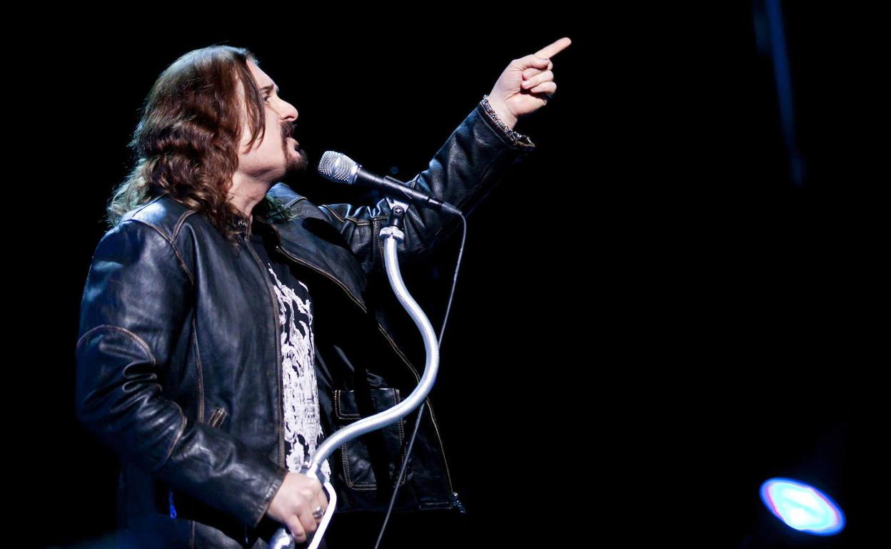 James LaBrie, cantante de Dream Theater, en un concierto de 2012.