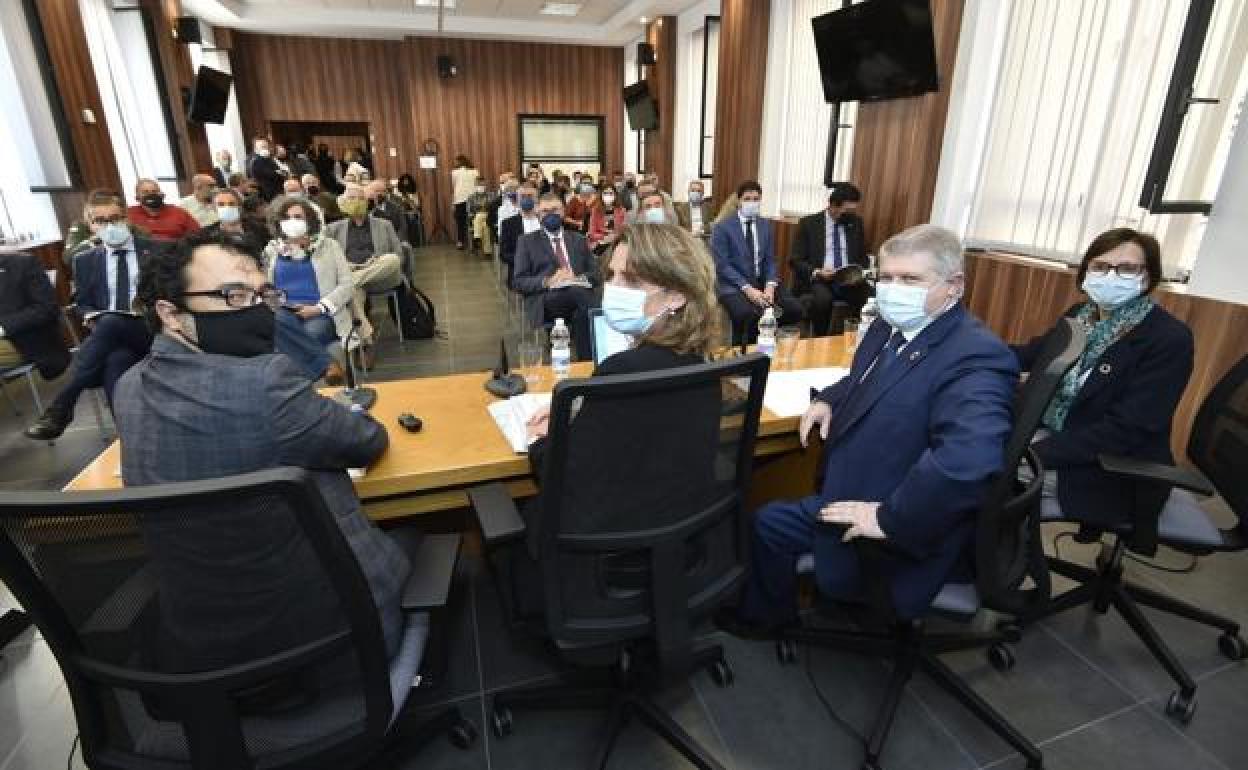 La ministra para la Transición Ecológica, Teresa Ribera, junto al delegado del Gobierno en la Región, José Vélez, en la reunión de este jueves con colectivos e instituciones relacionadas con el Mar Menor.