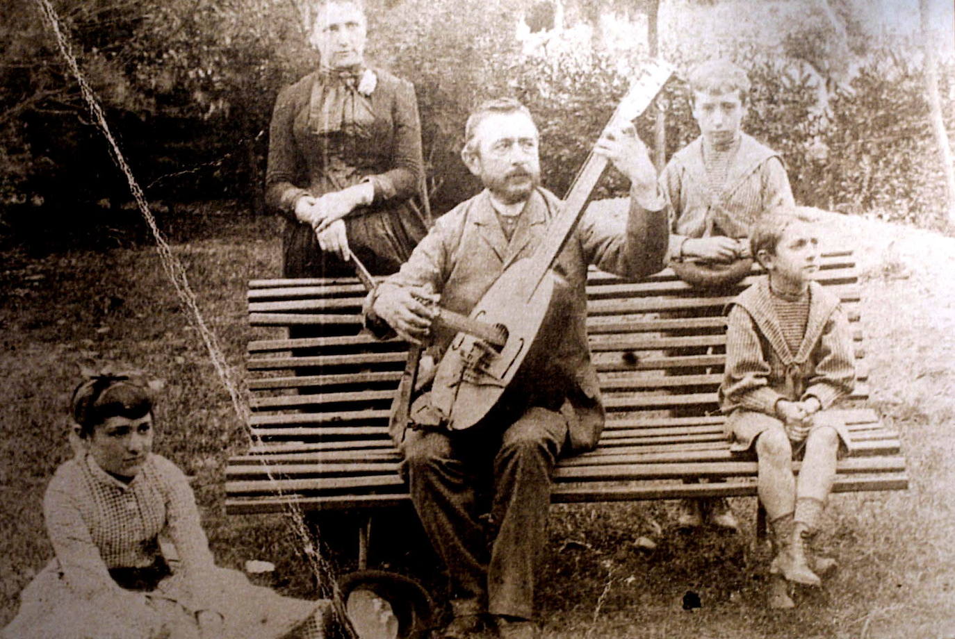 Casto de Zabala, arquitecto, que diseño la cruz del Gorbea, con su familia