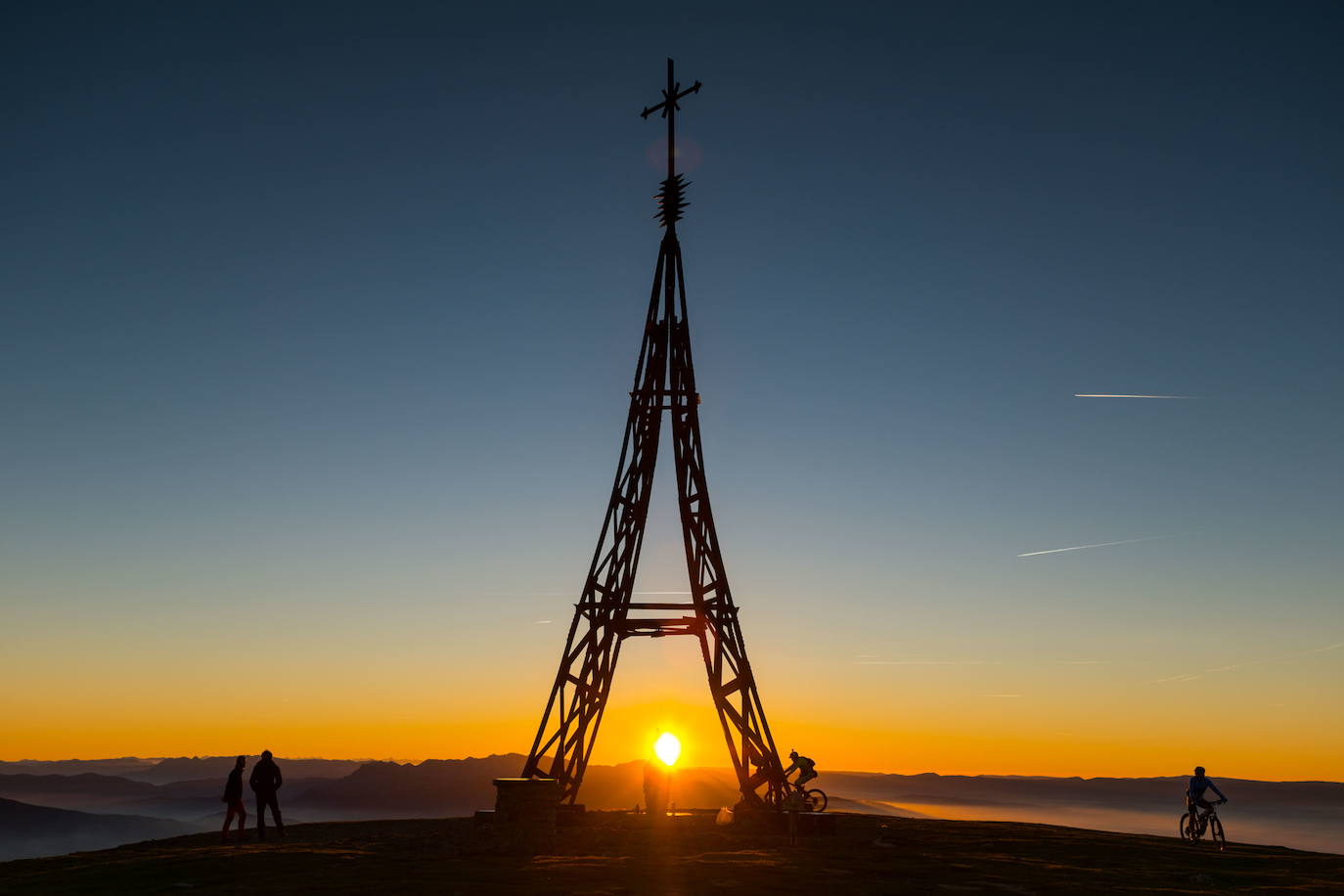 Imagen actual de la cruz durante un atardecer. 