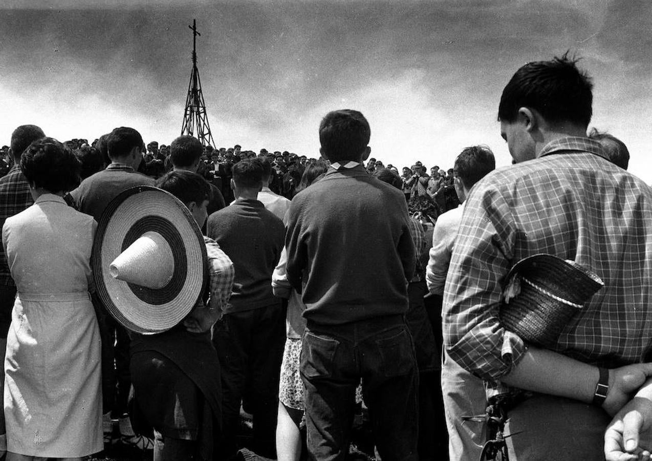 Misa de campaña por la entronización de la Virgen de Begoña, bajo la Cruz del Gorbea , el 25/06/1967