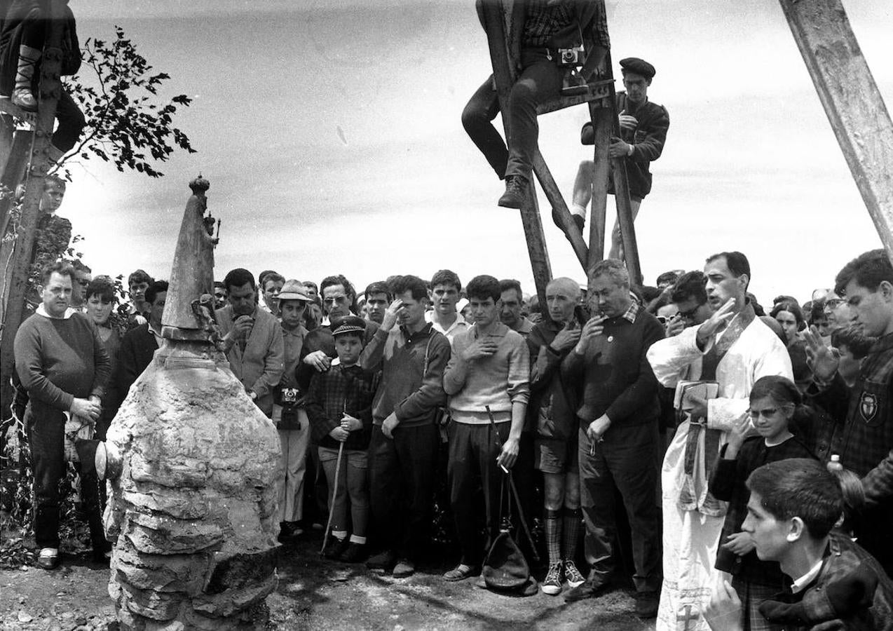 Misa de campaña por la entronización de la Virgen de Begoña, bajo la Cruz del Gorbea , el 25/06/1967