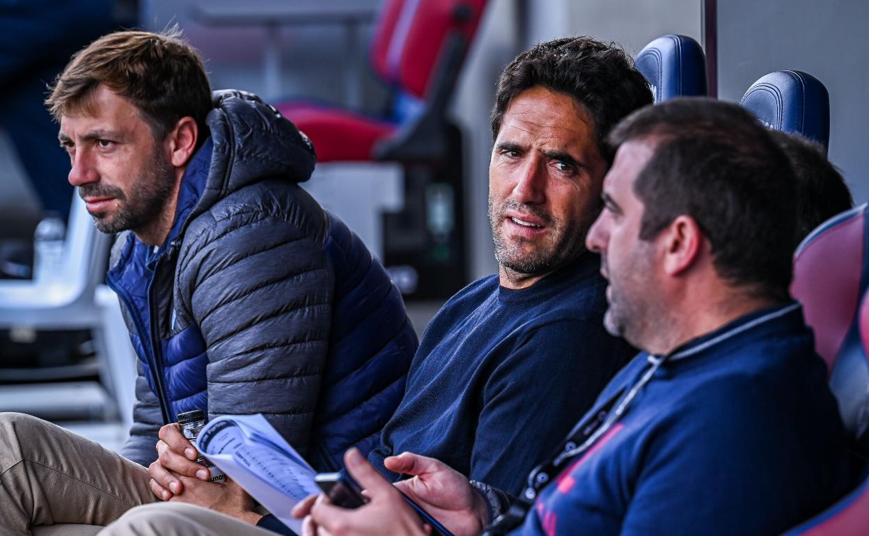 «Este partido es más difícil que el del Valladolid», advierte Iñigo Vélez