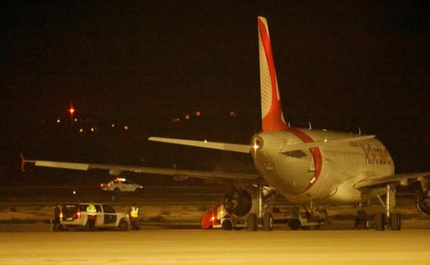 Imagen del avión custodiado en el aeropuerto de Palma de Mallorca.