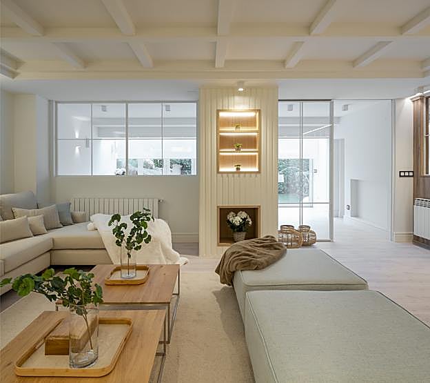 Salón con puertas acristaladas que dan paso a la zona de juegos