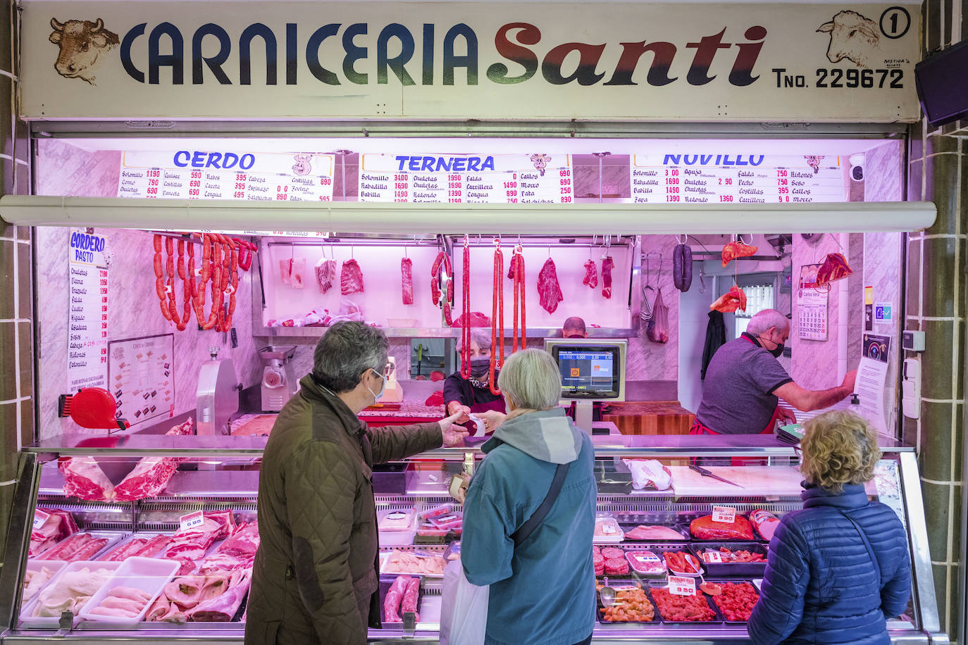 Carnicería Santi, en el mercado de Sansomendi.