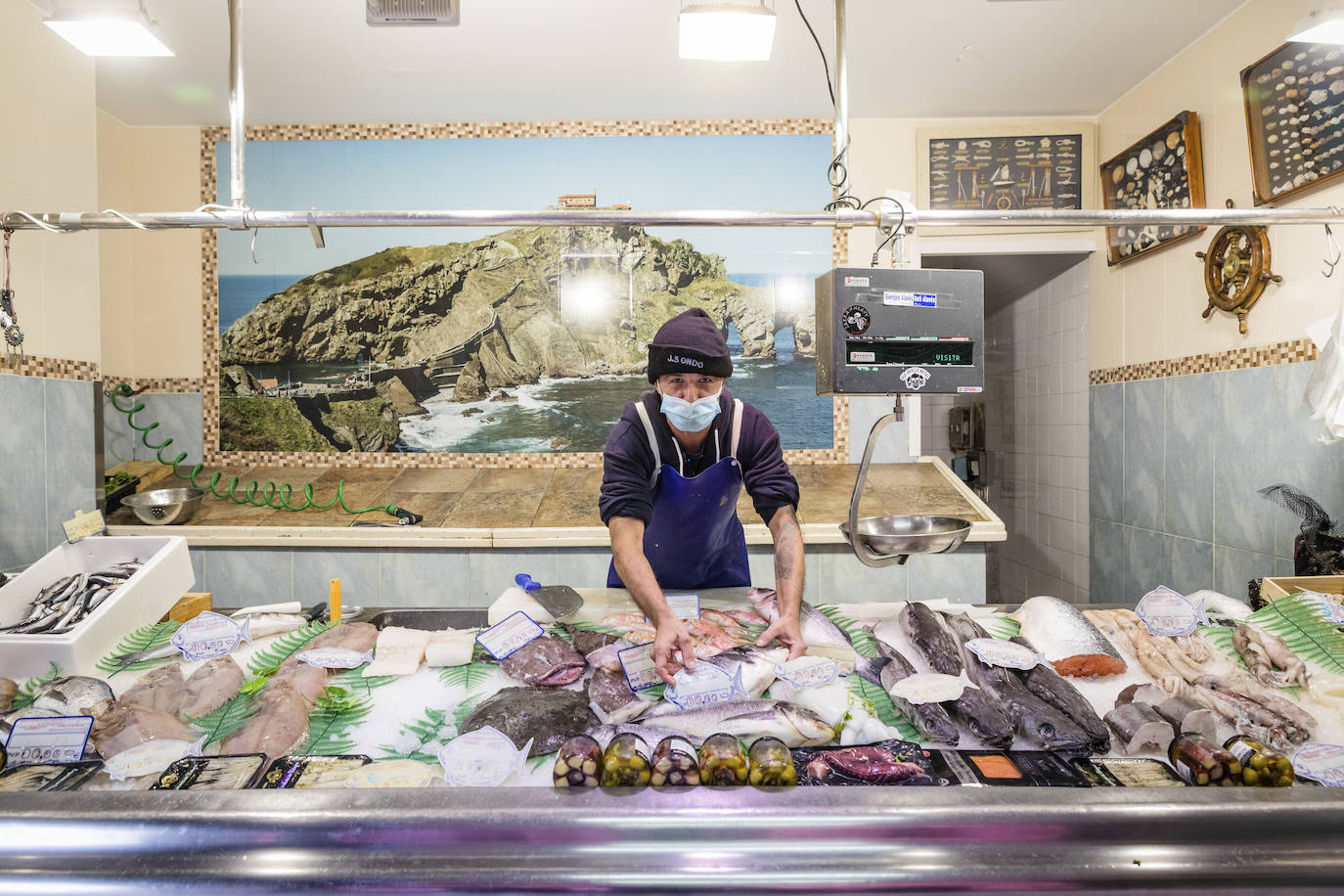 El mercadillo de Sansomendi mantiene abiertos 5 de sus 7 puestos. Entre ellos, la pescadería Puri Vara.