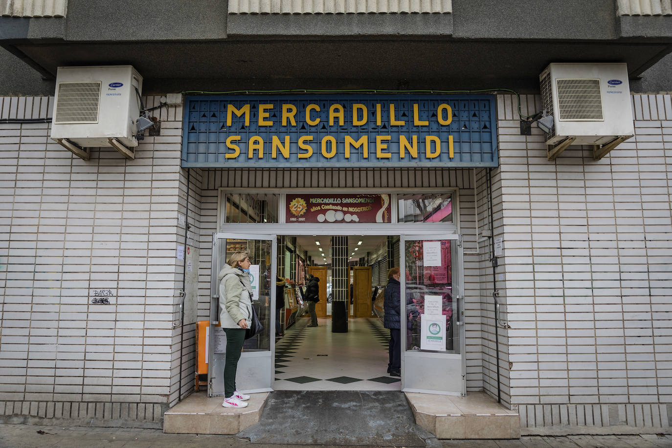 El mercadillo de Sansomendi mantiene abiertos 5 de sus 7 puestos. "Funciona muy bien", se felicitan los que levantan la persiana cada día.