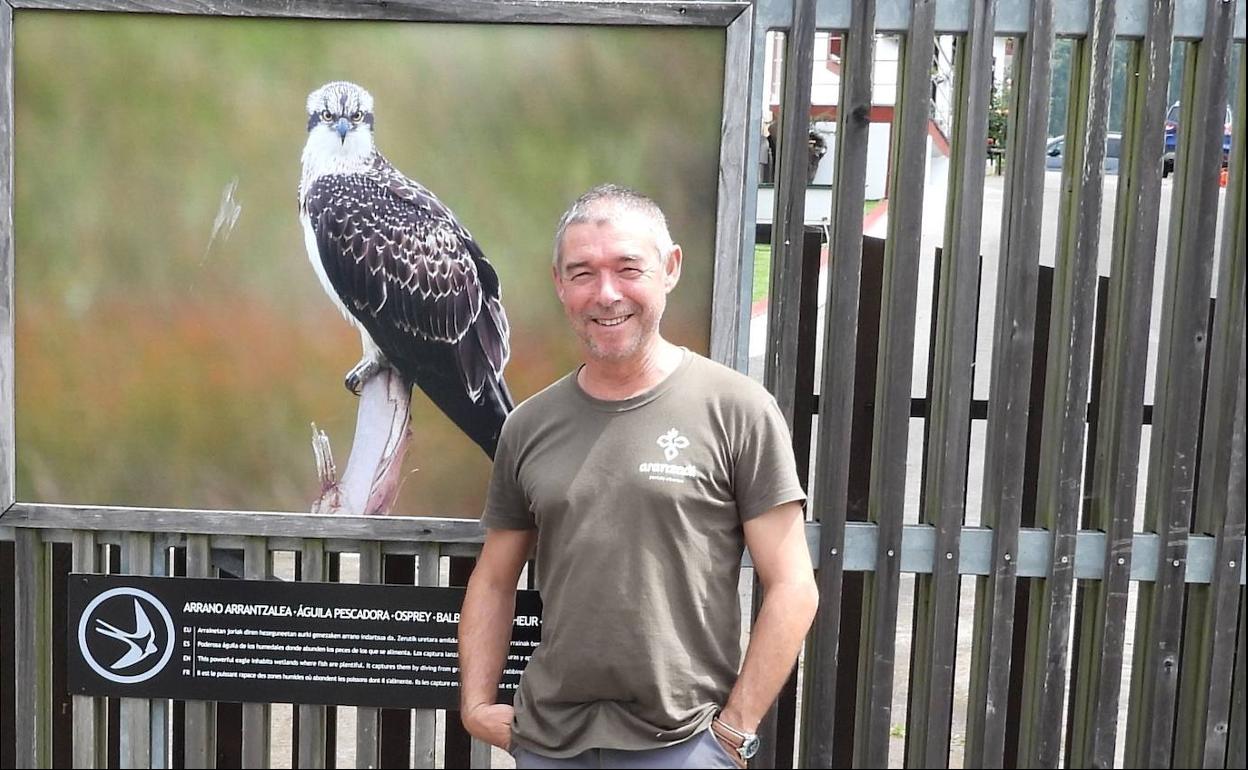 Edorta Unamuno junto a la imagen de un águila pescadora.