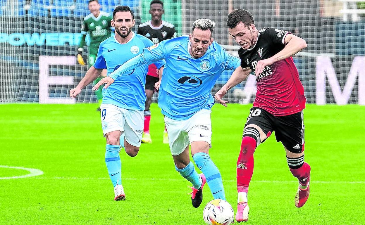 Íñigo Vicente vuelve a la convocatoria y podrá aportar sus cualidades en beneficio del equipo mirandesista. 