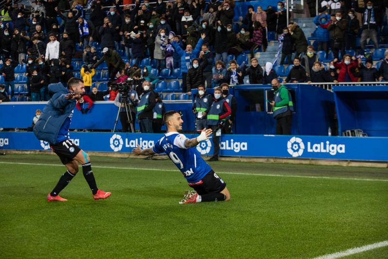 Joselu y Rioja, en el momento de la celebración del gol de la victoria