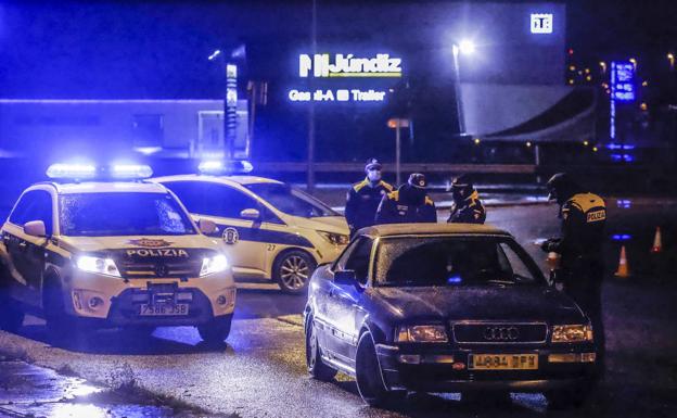 Control de la Policía Local en uno de los accesos a Júndiz desarrollado la madrugada del sábado. 